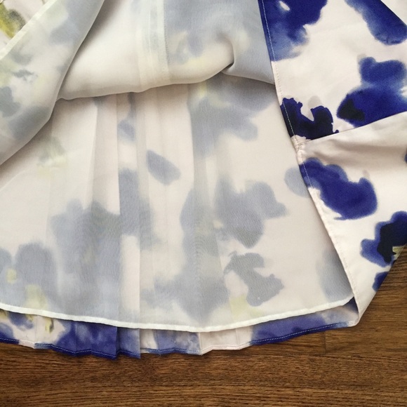 Ann Taylor blouse, sleeveless, pleated front - Picture 6 of 6